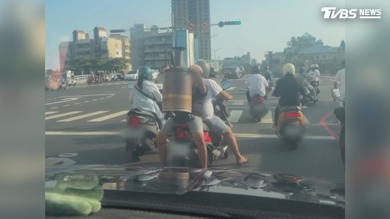 台南有民眾為了載運大金爐,竟然讓後座乘客抱著大金爐,反向乘坐機車(圖/翻攝Threads@hoh.617)