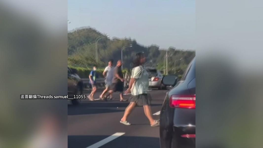 驚險瞬間曝!國1五車追撞「15人穿越車道避難」。(圖/Threads samuel_11055)