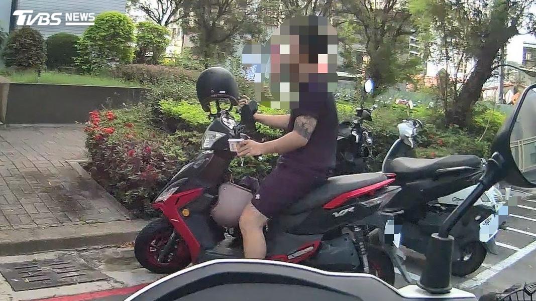 楠梓區也有員警主動關心一名全身包紮的男子,卻意外查獲其友人竟是身背三條通緝令的逃犯(圖/TVBS)