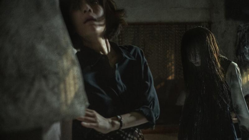 劇組公開首張劇照,蔡淑臻與幻藍小熊采甄之間的詭謎氣氛令人不寒而慄。(圖/有余企劃製作有限公司提供)