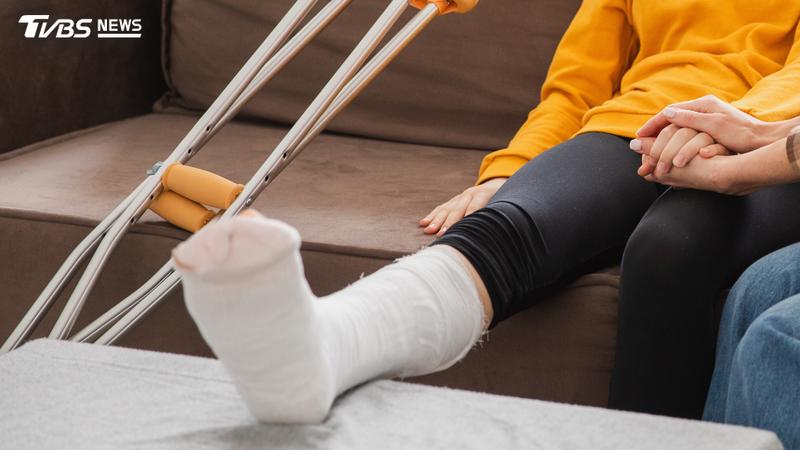 美國紐約一名21歲女子腳踝骨折就醫,竟被注射過量的混合藥物,不幸腦死身亡。(示意圖,非當事人/達志影像 shutterstock)