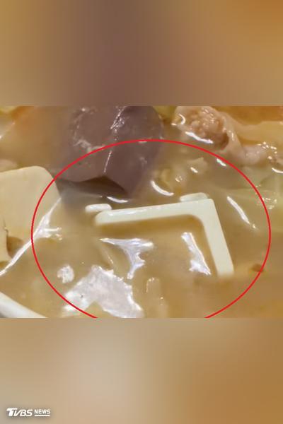 連鎖火鍋吃到「塑膠掛鉤」!網友驚喊太誇張 台中食安處要查了