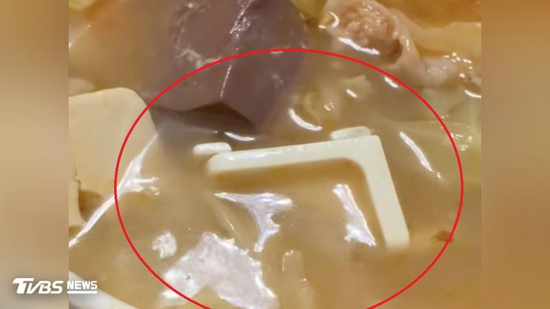 中市民眾購買連鎖火鍋,竟吃到「塑膠掛鉤」。(圖/Threads網友@ckl_mscact授權)