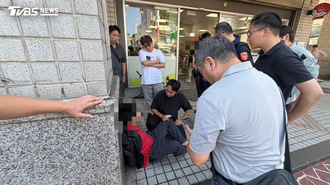 警方在桃園市區逮捕李嫌。(圖/TVBS)