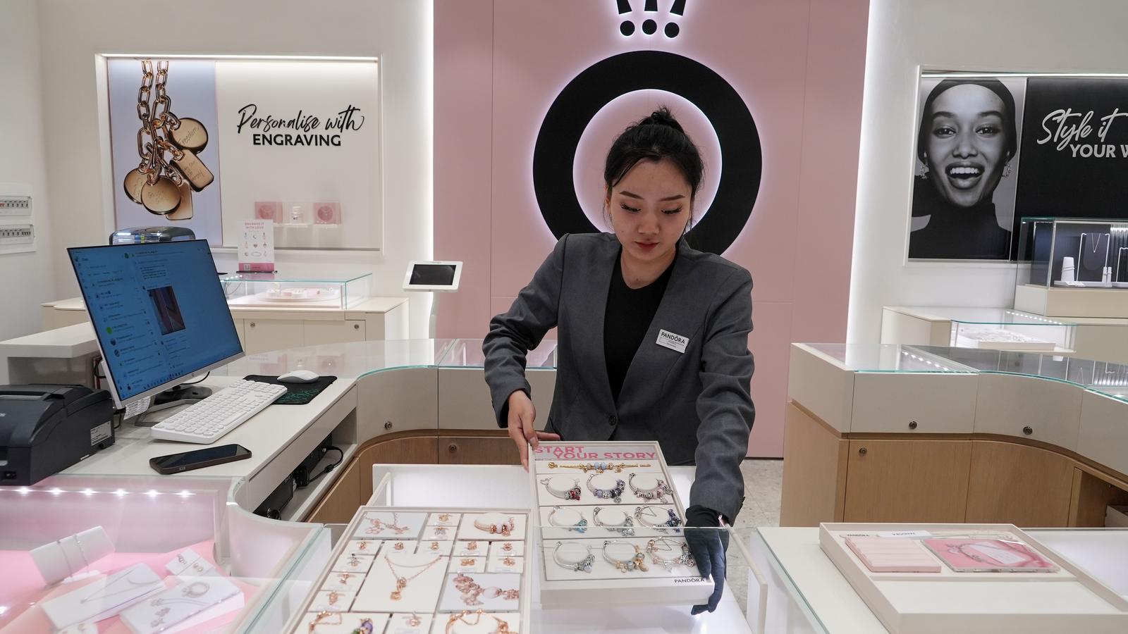 越南Pandora門市店員整理飾品(圖/達志影像美聯社)
