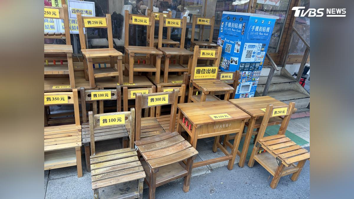 安平老街賣課桌椅 遊客疑「無本生意」