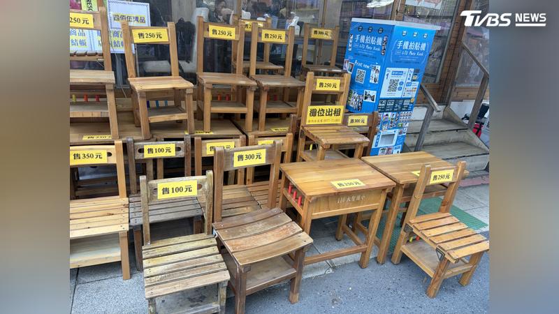 遊客在台南安平老街驚見二手課桌椅印有「校名」,懷疑業者無本買賣,業者澄清:惜物網標來的(圖/TVBS)