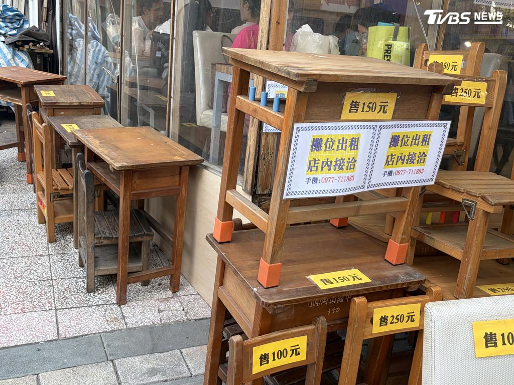 遊客在安平老街驚見二手課桌椅印「校名」疑違法 業者自清:惜物網標來的(圖/TVBS)