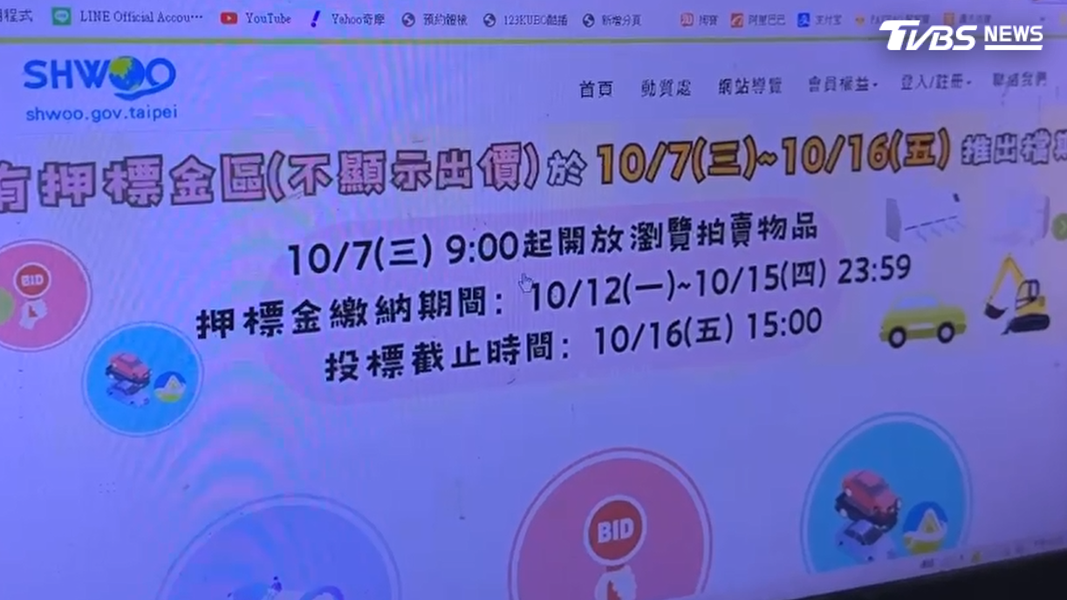 業者大方公開桌椅來源,原來是從北市府的惜物網標得好幾批學校汰除的課桌椅。(圖/TVBS)
