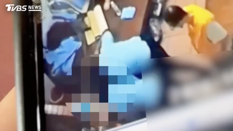 舍房內監視器拍下管理員狂毆陳男。(圖/TVBS)