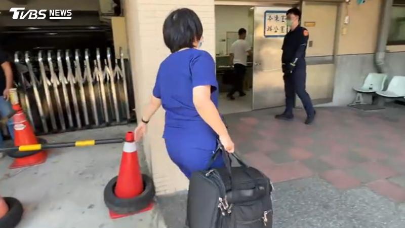 檢警會同法醫解剖死亡的受刑人遺體。(圖/TVBS)