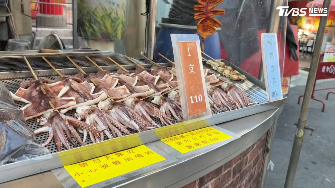在旗津老街的碳烤小卷攤販採取不同銷售方式,以一隻一隻販售,分批算好重量,從100元至120元明碼標價(圖/TVBS)