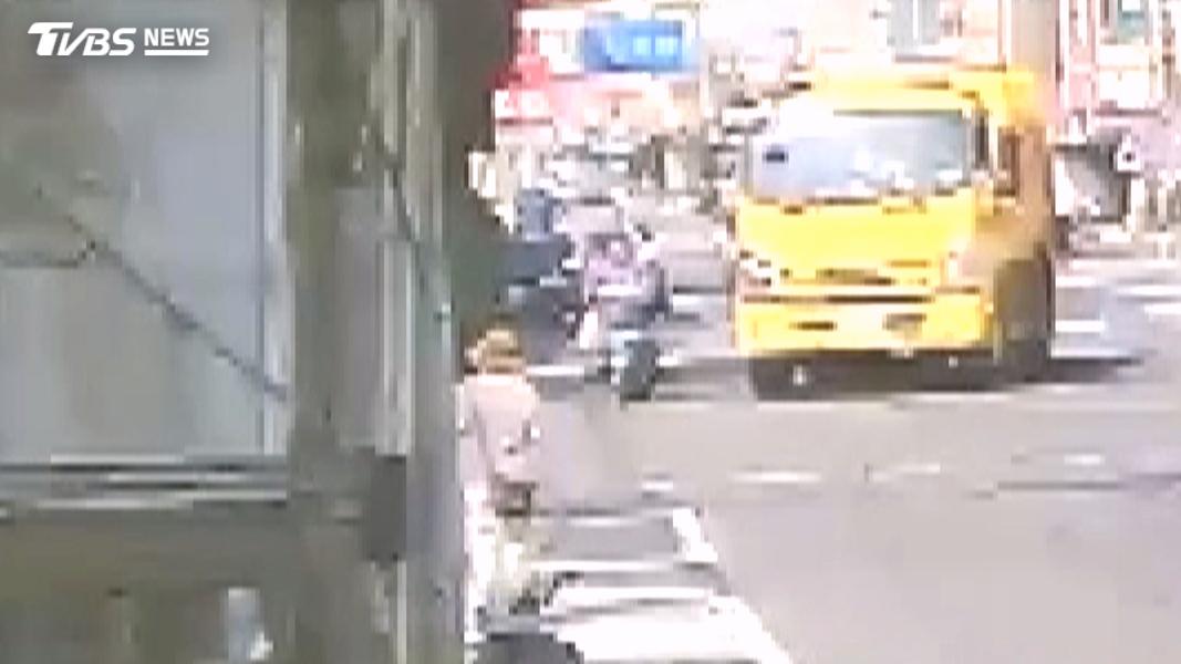 73歲婦騎車返家「離家百米」遭垃圾車捲入 命喪輪下(圖/TVBS)
