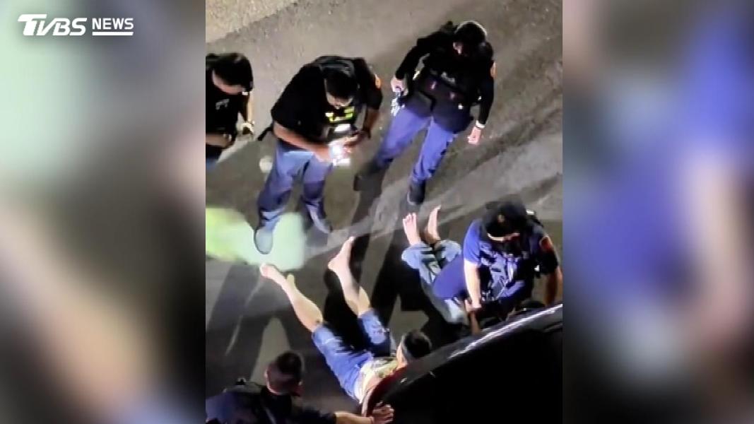 見警棄車就跑!22歲越南男「鞋子跑飛」仍被逮。(圖/翻攝 社會事新聞影音)