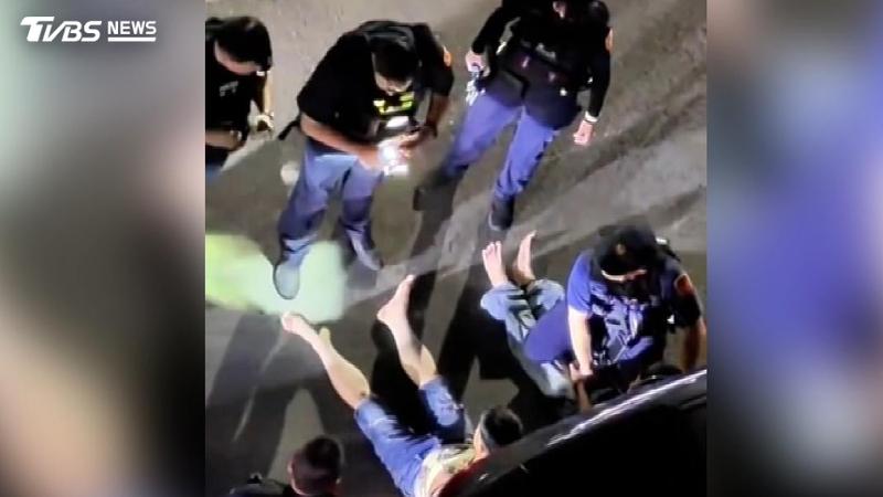 見警棄車就跑!22歲越南男「鞋子跑飛」仍被逮。(圖/翻攝 社會事新聞影音)
