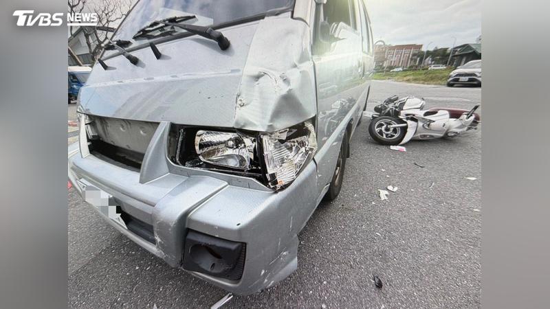 台東興航路與中興路二段無名巷口今(12)日下午發生嚴重車禍,機車騎士撞傷當場OHCA。(圖/TVBS)