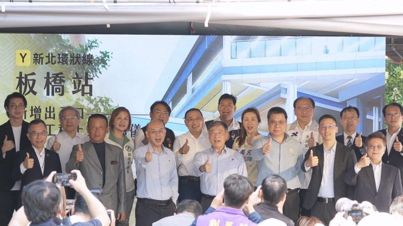 ▲板橋站新增出入口工程團隊合影。(圖/新北市政府捷運工程局)