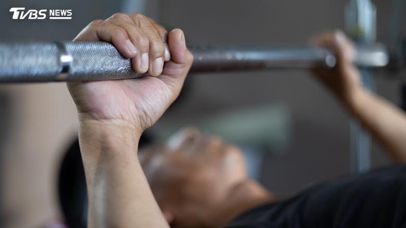 如果目標是改善睡眠,每天規律動一點可能更有幫助。(圖/Shutterstock達志影像)