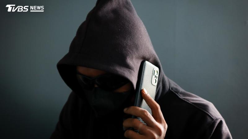 詐騙集團換新招,「+422」準備退場,改「+1」大軍來襲。(圖/Shutterstock達志影像)