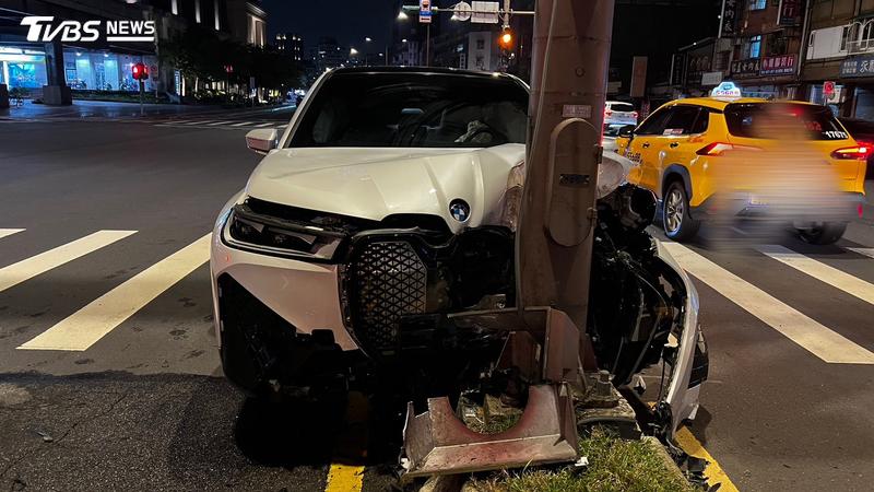 53歲林男駕駛BMW休旅車沿艋舺大道行駛,疑酒後失控撞上中央分隔島及交通號誌桿。(圖/TVBS)