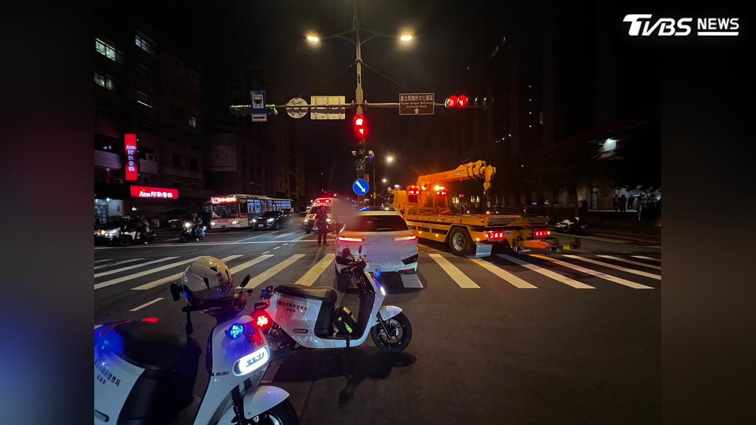 林男駕車沿艋舺大道東往西方向行駛,行經萬大路、康定路口時,失控撞上中央分隔島及交通號誌桿。(圖/TVBS)