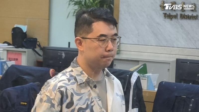 江家德(坤侑科技負責人)以25萬元交保,限制出境、出海。(圖/陳冠宇攝)