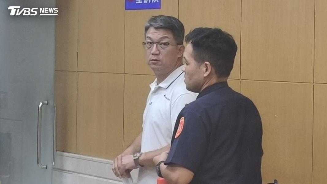 吳聲振(鎰威科技負責人)以20萬元交保,限制出境、出海。(圖/陳冠宇攝)