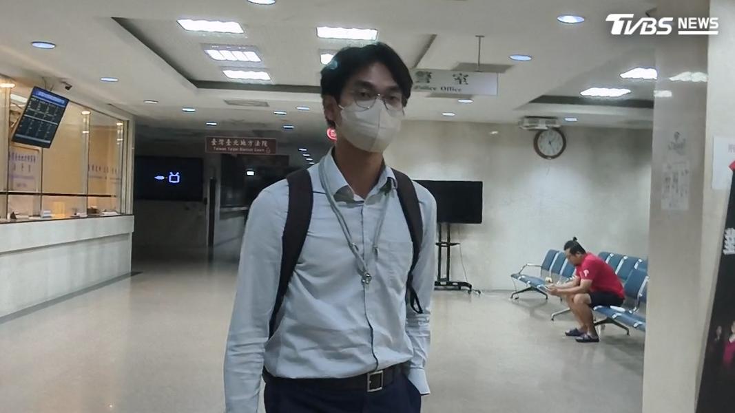 詹仲昕(坤侑科技業務代表)以20萬元交保,限制出境、出海。(圖/TVBS)