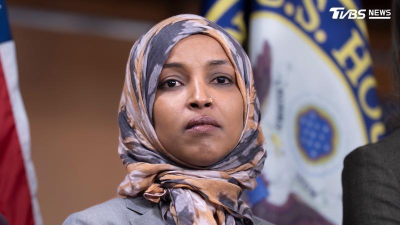 美國聯邦探員搜索民主黨籍聯邦眾議員歐瑪(Ilhan Omar)位於華府地區的住家。(圖/達志影像美聯社)