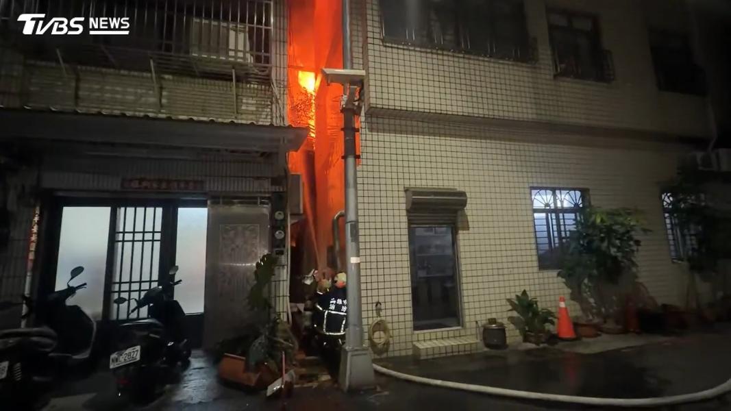 高雄透天厝發生嚴重火警,警消射水灌救。(圖/TVBS)