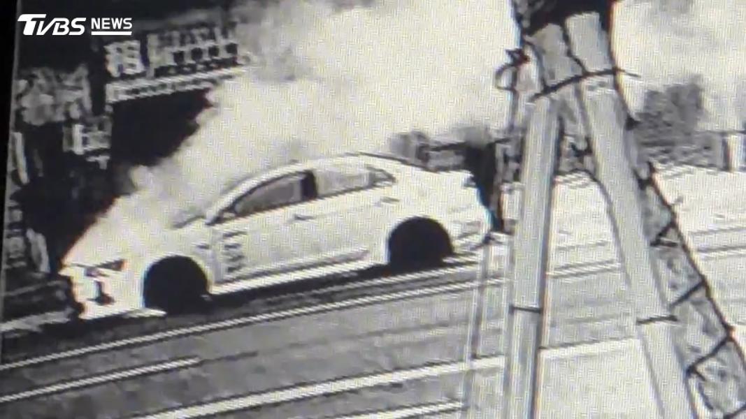 監視器拍下小轎車起火瞬間。(圖/TVBS)