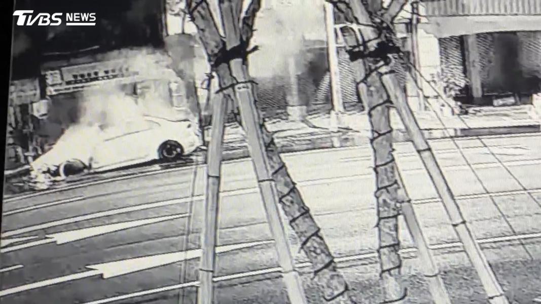 監視器拍下小轎車起火瞬間。(圖/TVBS)