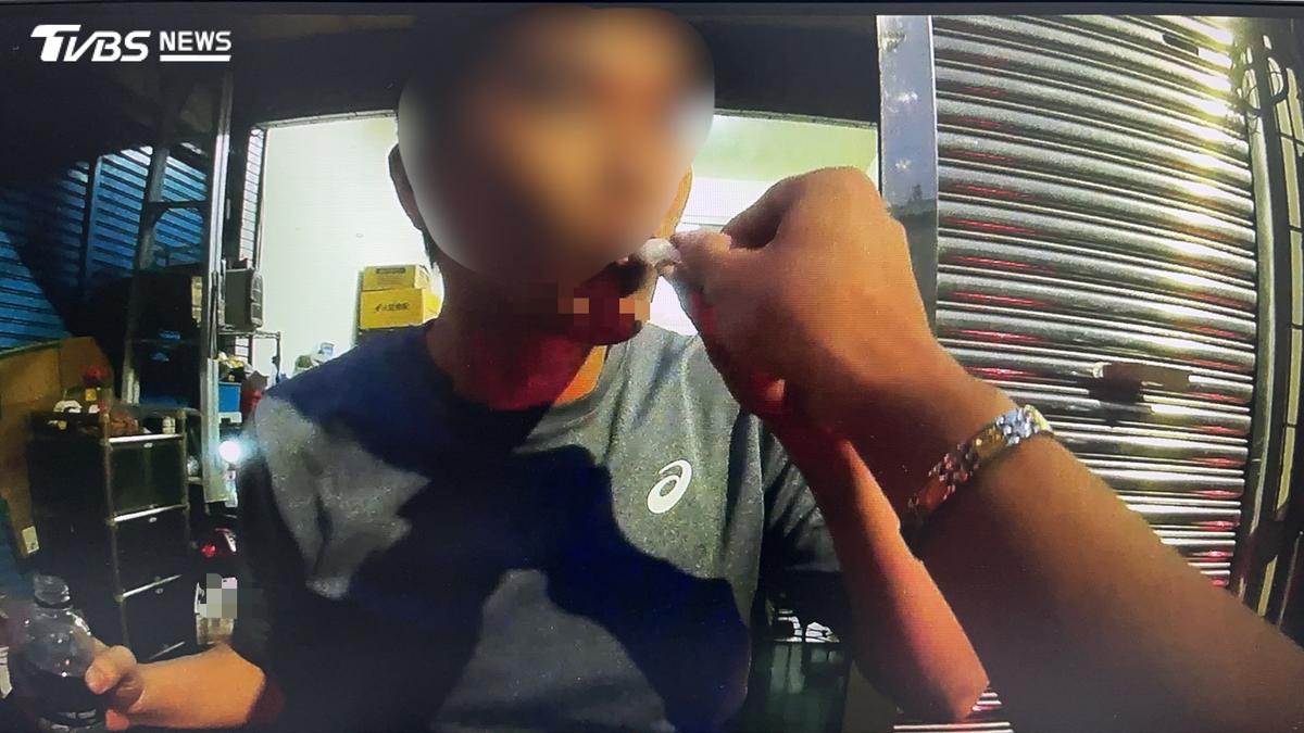 騎車滑手機被攔! 男嗆警 下秒驗出毒