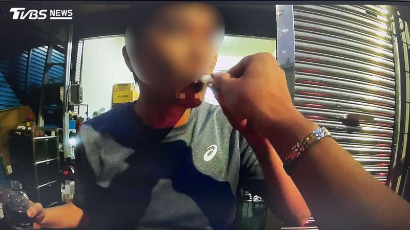 高雄前鎮區一名男子騎車闖紅燈,安全帽沒扣還滑手機,遭員警攔查,快篩結果出爐秒閉嘴,依毒品及公共危險罪送辦。(圖/TVBS)