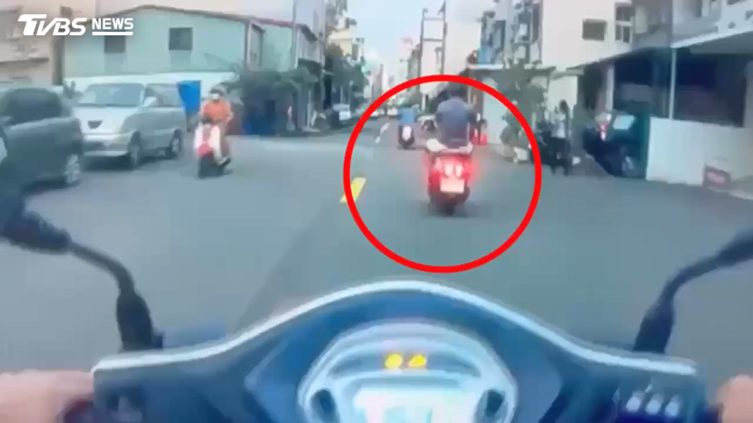 這起事件發生在10日晚間6點多,龔姓男子行經康和路與鎮東一街口時,因闖紅燈被執勤員警盯上。(圖/TVBS)