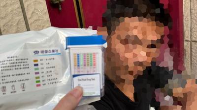 單車男「左搖右晃」遭攔查 丟毒品進水溝滅證仍被撈起逮捕