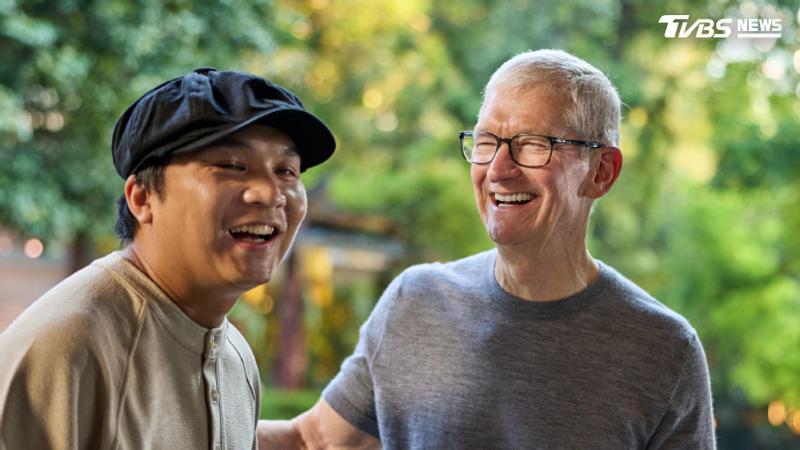 庫克卸任CEO後首訪中國大陸,現身廣州詠春拳拍片現場。(圖/Weibo TimCook)