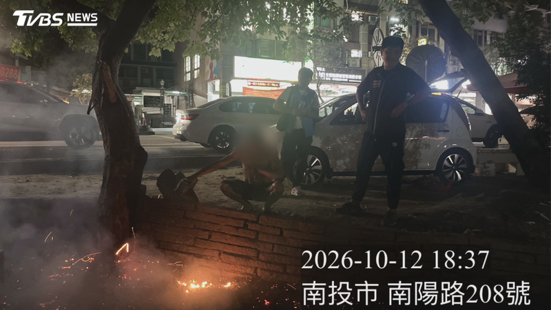 南投市南陽路一名男子在公園內長期擺攤,時常燃燒樹葉、回收物,環保局到場稽查沒想到反被對方飆罵「你家烤肉沒煙嗎?」(圖/TVBS)