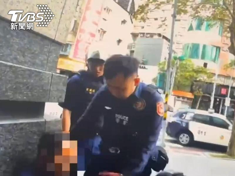 行兇男子宿世新被警方壓制逮捕。(圖/TVBS資料畫面)
