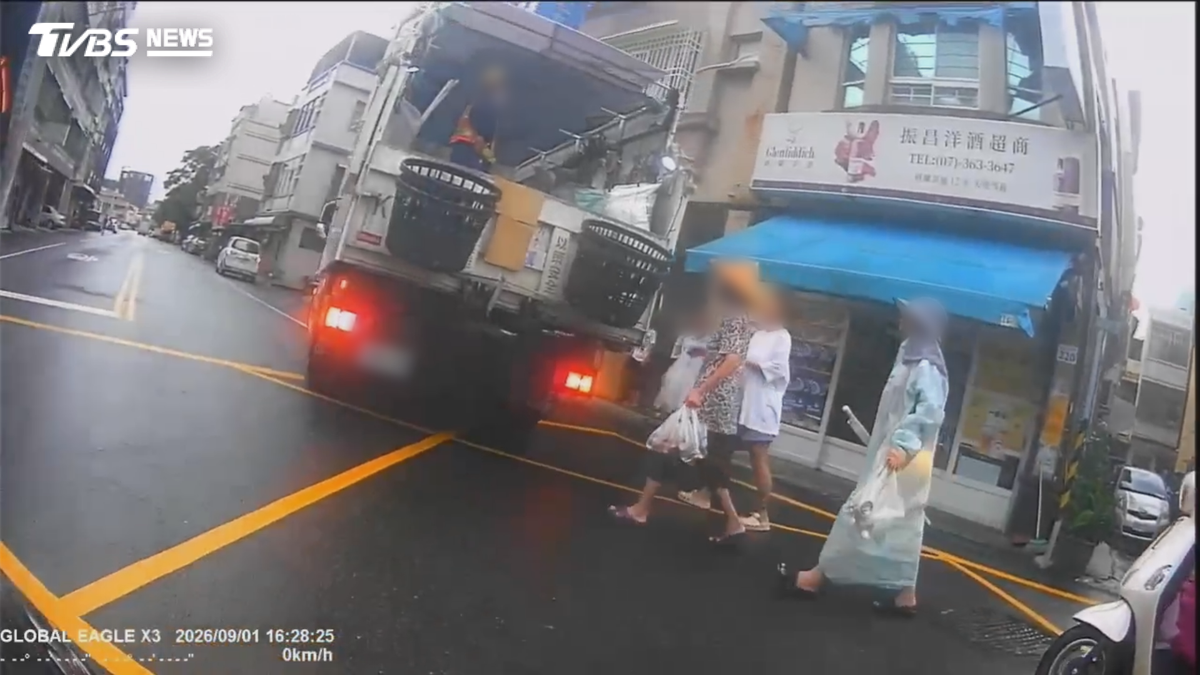 獨/高雄回收車全程閃雙黃燈 還頻闖紅燈
