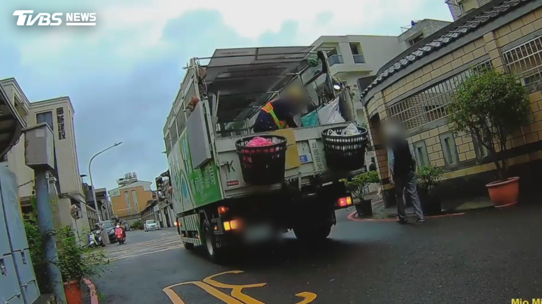 張姓駕駛向對方反映後,回收車駕駛竟回嗆說在執行公務,還叫她去檢舉(圖/TVBS)