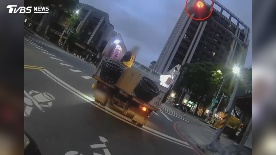 回收車的行為模式,經過近三個月的紀錄,發現除了值勤時全程打雙黃燈外,還經常闖紅燈(圖/TVBS)