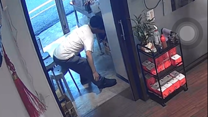 12號早上,有客人吃完麵線後,竟然順手牽羊,偷走店家裝在桌子底下的湯頭配方。(圖/店家提供)