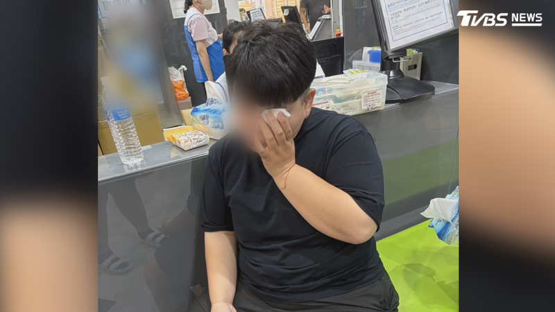 高雄劉小姐到高雄鳳山連鎖大賣場逛街,在挑選鞋子時,懸掛的磁吸式壓克力廣告板掉落砸傷劉小姐,導致她左眼眼角膜破皮三處(圖/TVBS)