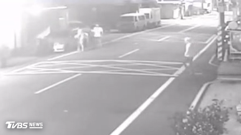 一名男子疑似心生不滿,找來3名朋友,持棍棒猛砸車。(圖/被害車主提供)