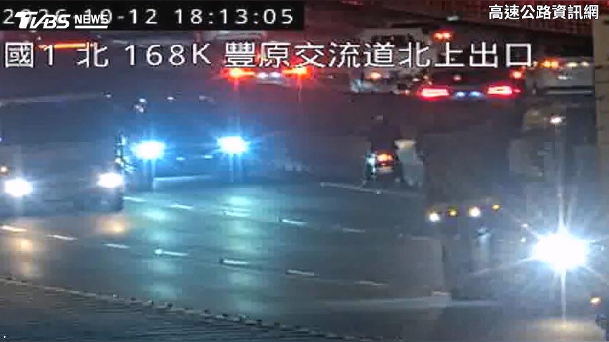 國道驚見機車逆向!70歲翁「鑽車縫狂騎」 酒測0.50送辦