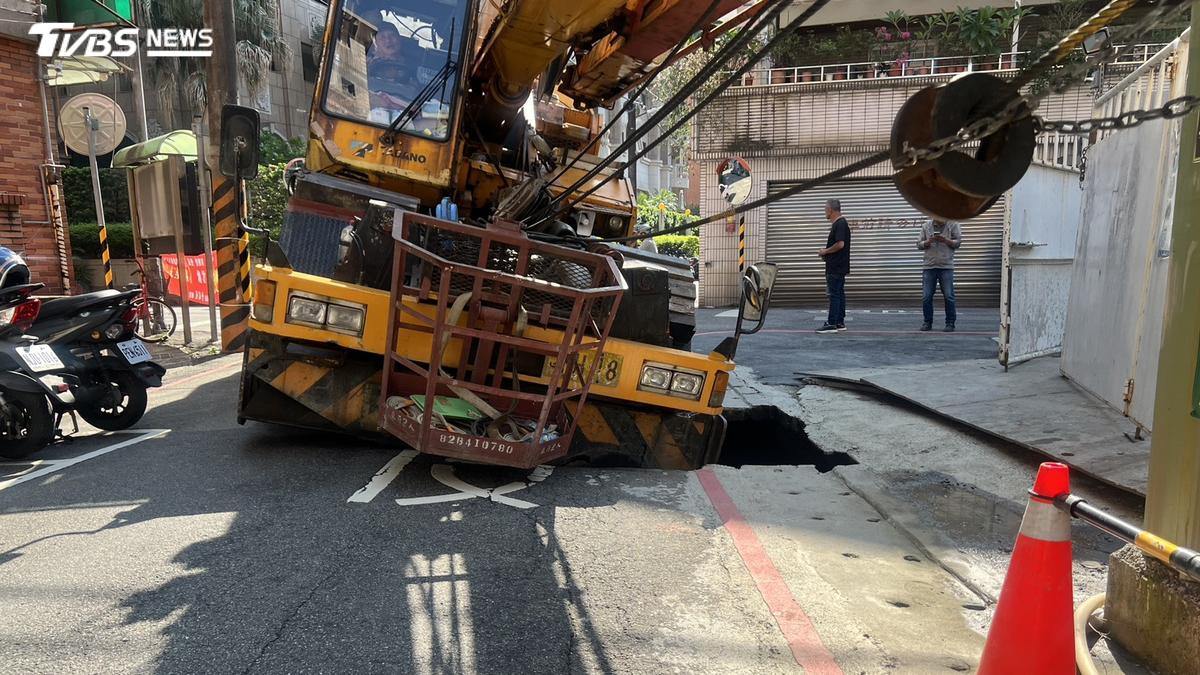 新北中和吊車墜天坑!路面塌陷水管斷裂 工地遭勒令停工