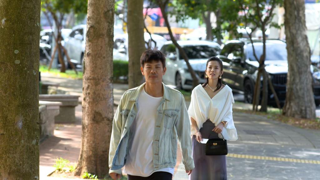 宋品葳(後)感謝陳志強溫暖對待,讓她很快融入劇組。(圖/民視提供)