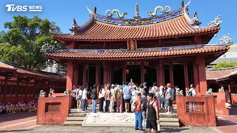 山邊媽祖闖進孔廟(圖/翻攝Youtube@苗栗後龍山邊媽祖)