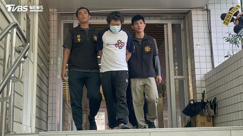 李男被依殺人罪嫌移送地檢。(圖/TVBS)